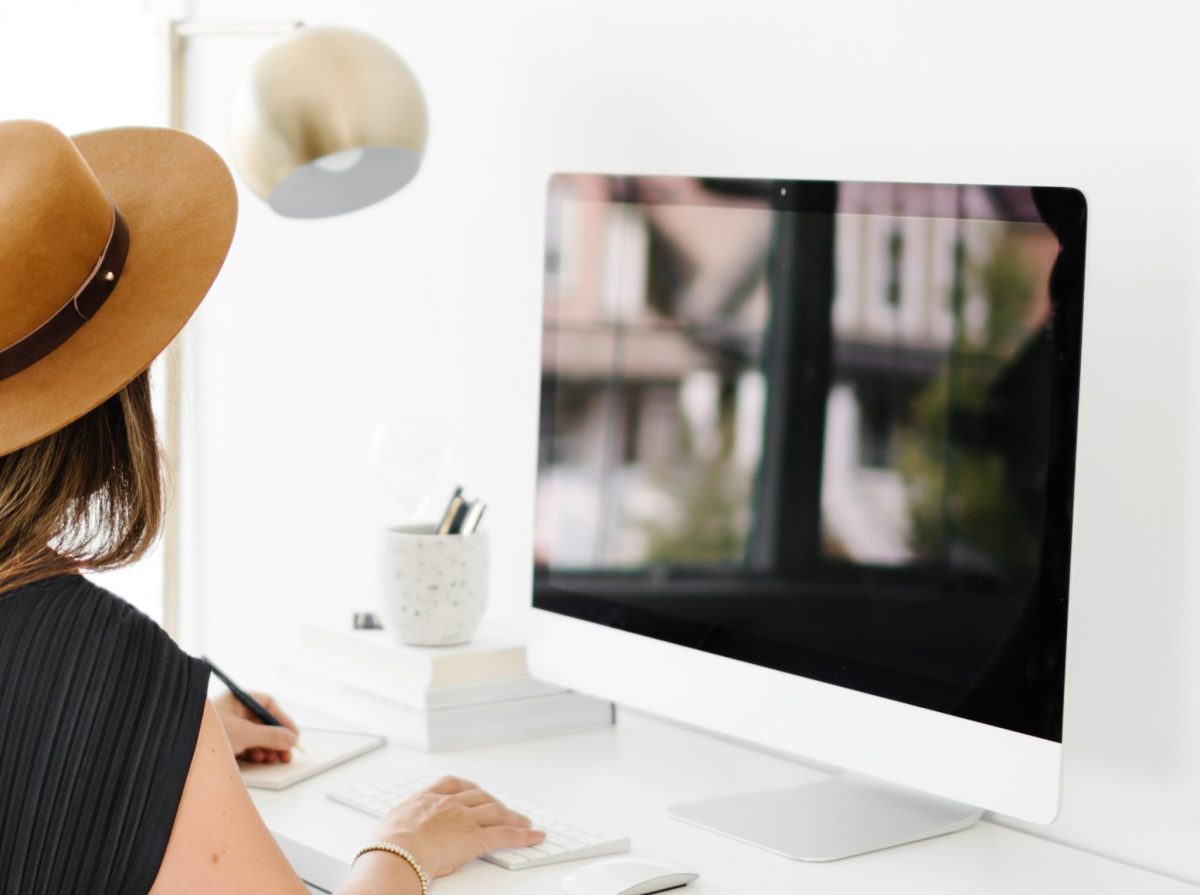 Mulher a trabalhar ao computador como Assistente Virtual