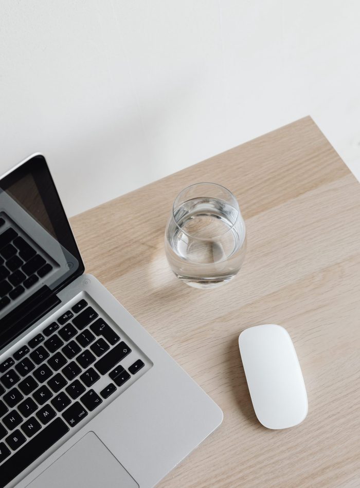 kaboompics_laptop-computer-keyboard-magic-mouse-glass-of-water-25542